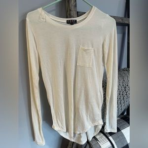 Medium long sleeve shirt.